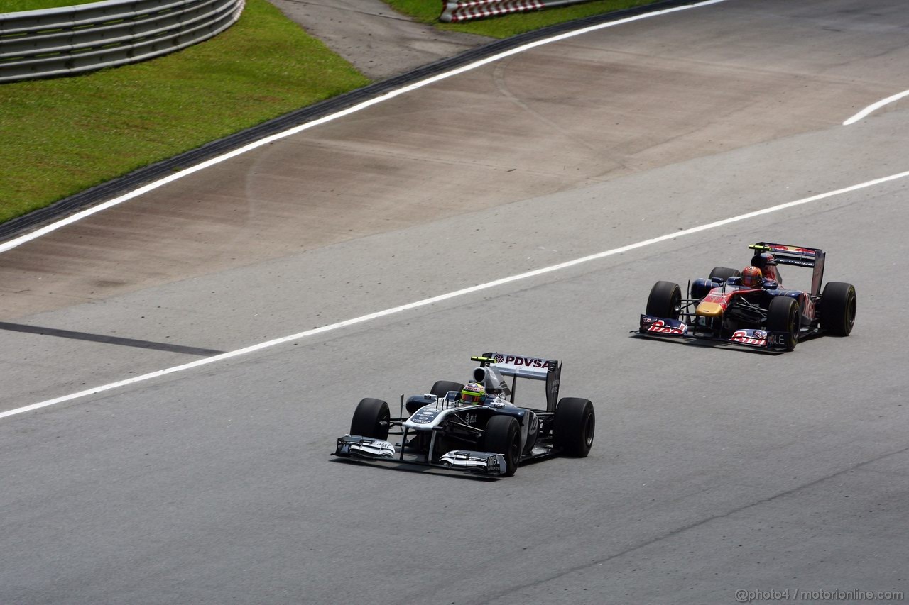 GP MALESIA, 08.04.2011- Prove Libere 2, Venerdi', Pastor Maldonado (VEN), Williams FW33 davanti a Jaime Alguersuari (SPA), Scuderia Toro Rosso, STR6
