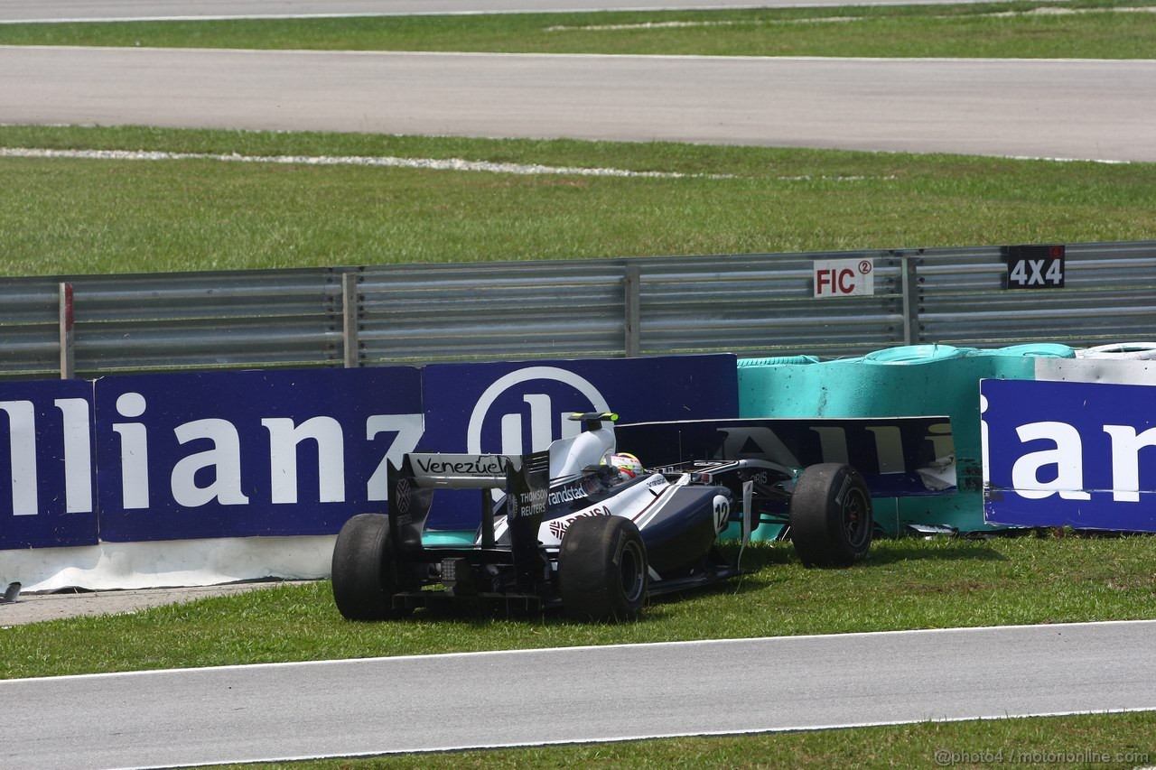 GP MALESIA, 08.04.2011- Prove Libere 2, Venerdi', Pastor Maldonado (VEN), Williams FW33, crash 