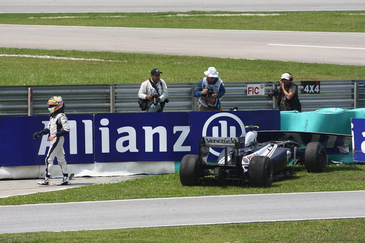 GP MALESIA, 08.04.2011- Prove Libere 2, Venerdi', Crash, Pastor Maldonado (VEN), Williams FW33