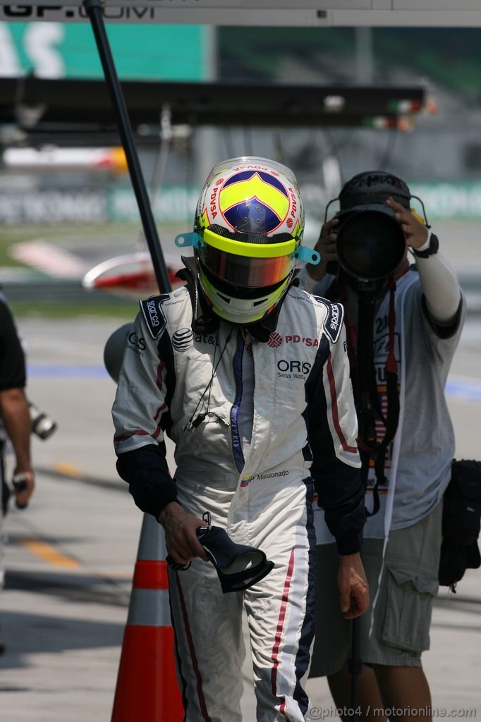 GP MALESIA, 08.04.2011- Prove Libere 2, Venerdi', Pastor Maldonado (VEN), Williams FW33 retires from the practice 2.