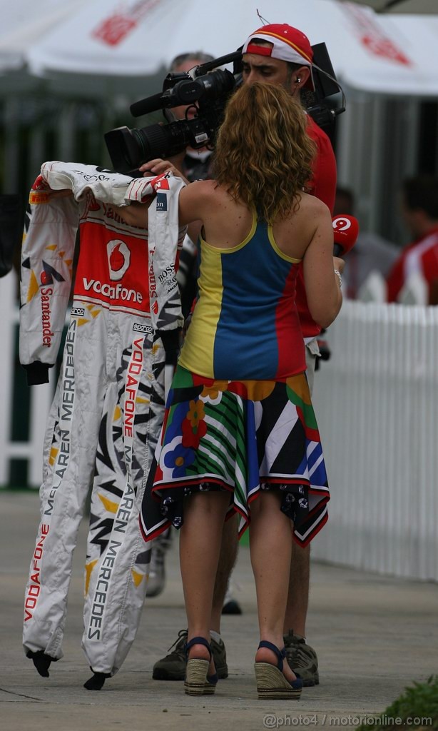 GP MALESIA, 08.04.2011- ragazza nel paddock