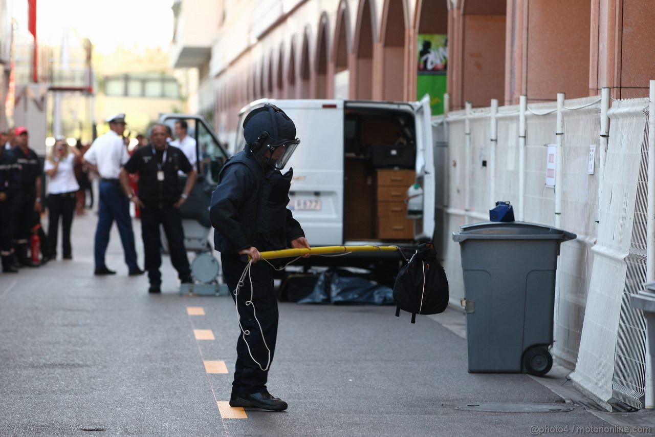 GP MONACO, 29.05.2011- Paddock is closed e evacuated at 12:00 because of a bomb alert