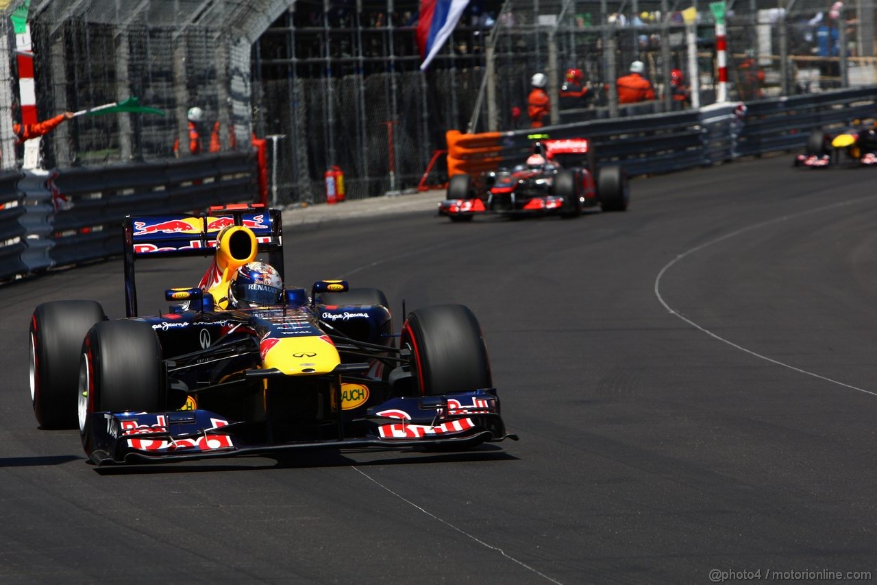 GP MONACO, 29.05.2011- Gara, Sebastian Vettel (GER), Red Bull Racing, RB7 davanti a Jenson Button (GBR), McLaren  Mercedes, MP4-26 
