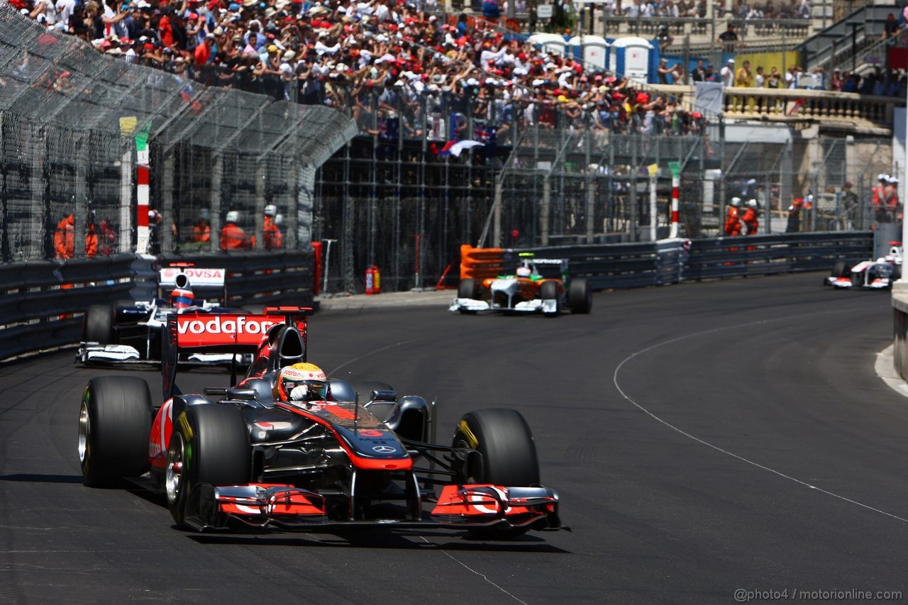 GP MONACO, 29.05.2011- Gara, Lewis Hamilton (GBR), McLaren  Mercedes, MP4-26 davanti a Rubens Barrichello (BRA), Williams FW33 