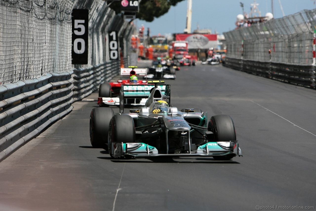 GP MONACO, 29.05.2011- Gara, Nico Rosberg (GER), Mercedes GP Petronas F1 Team, MGP W02 davanti a Felipe Massa (BRA), Ferrari, F-150 Italia 