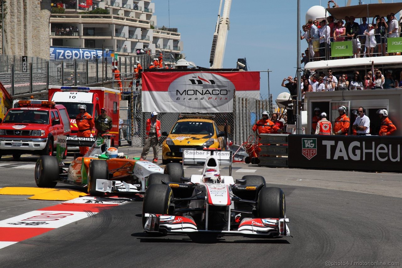 GP MONACO, 29.05.2011- Gara, Kamui Kobayashi (JAP), Sauber F1 Team C30 e Adrian Sutil (GER), Force India F1 Team, VJM04 