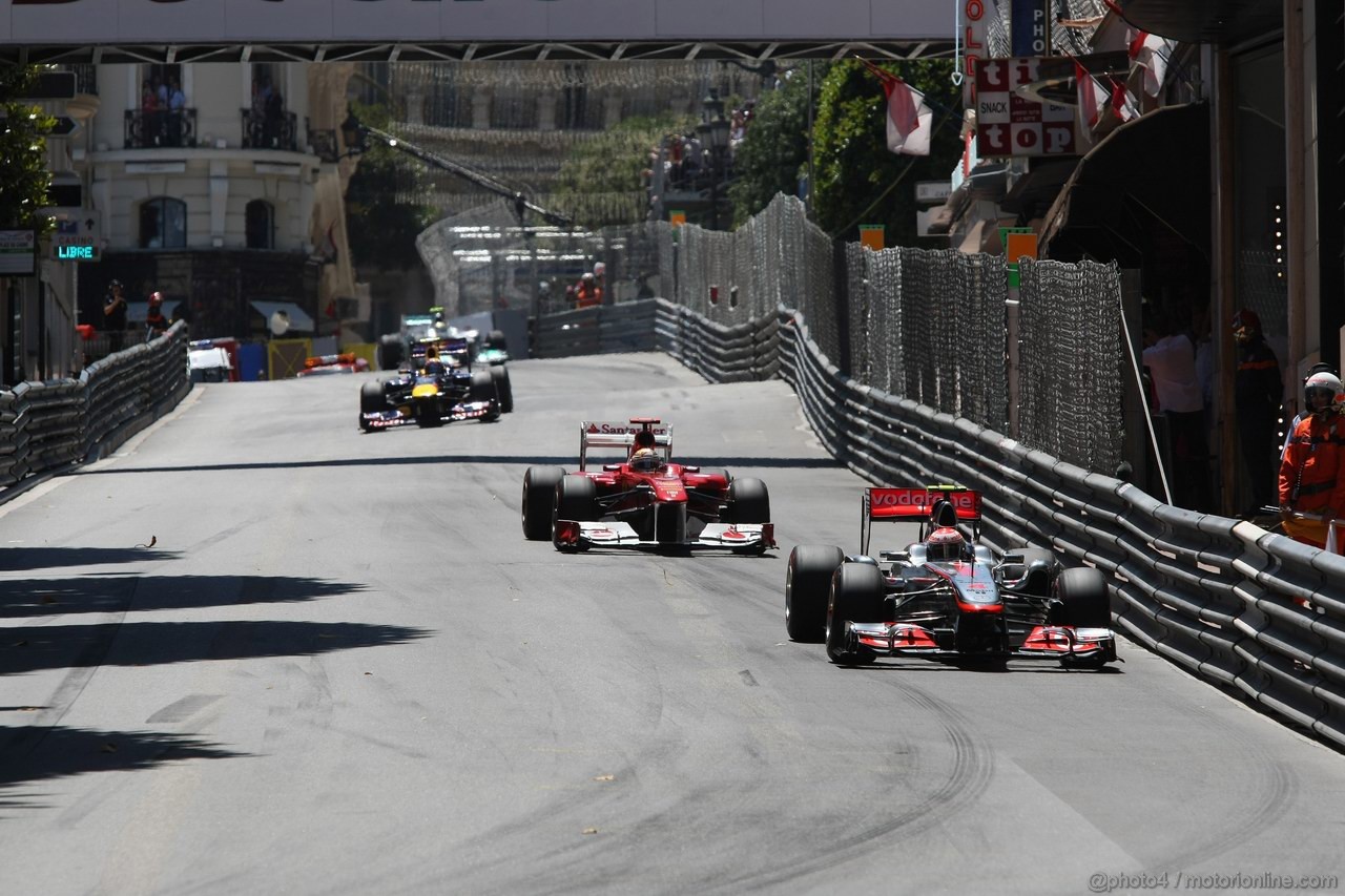 GP MONACO, 29.05.2011- Gara, Jenson Button (GBR), McLaren  Mercedes, MP4-26 davanti a Fernando Alonso (ESP), Ferrari, F-150 Italia 