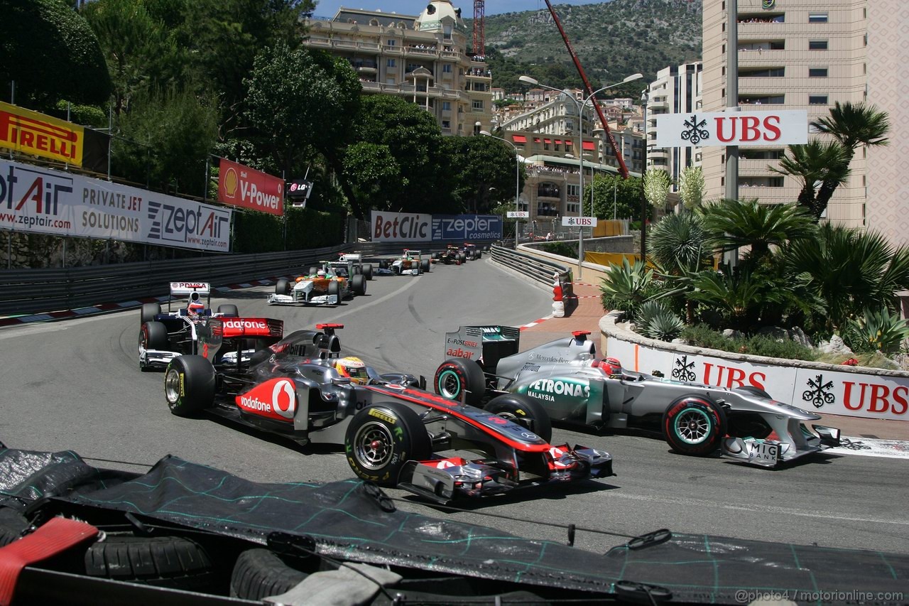 GP MONACO, 29.05.2011- Gara, Lewis Hamilton (GBR), McLaren  Mercedes, MP4-26 e Michael Schumacher (GER), Mercedes GP Petronas F1 Team, MGP W02 