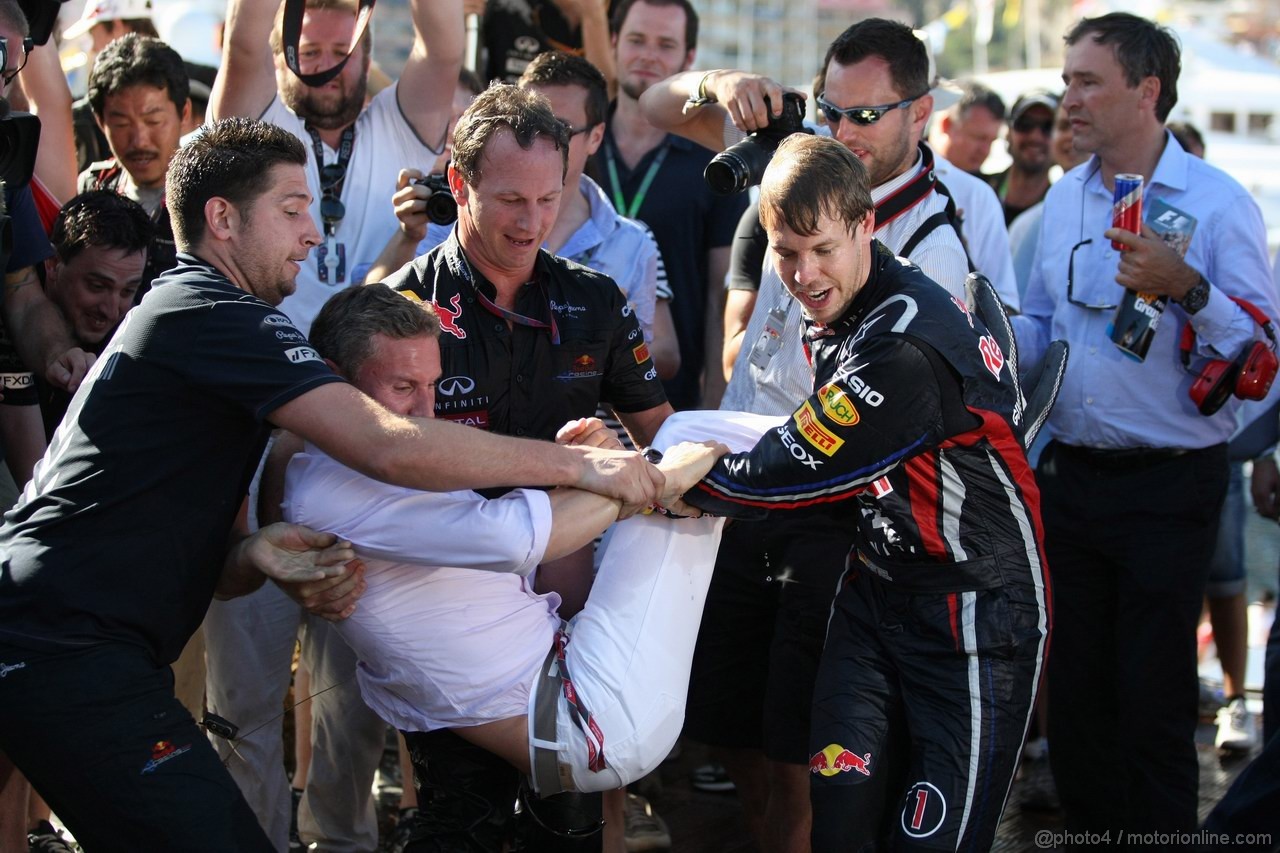 GP MONACO, 29.05.2011- Festeggiamenti, Sebastian Vettel (GER), Red Bull Racing, RB7 vincitore, Christian Horner (GBR), Red Bull Racing, Sporting Director  e David Coulthard (GBR) 