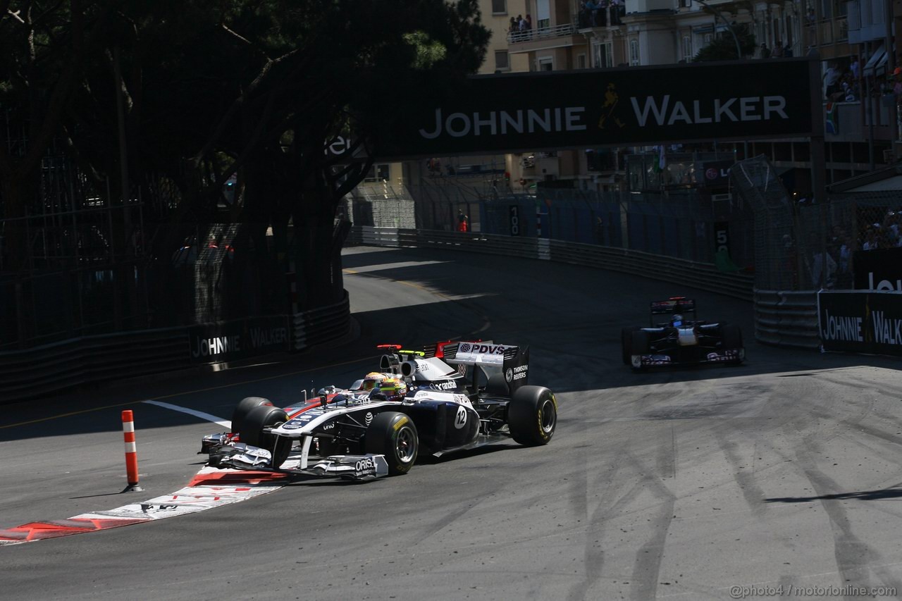 GP MONACO, 29.05.2011- Gara, Lewis Hamilton (GBR), McLaren  Mercedes, MP4-26 e Pastor Maldonado (VEN), Williams FW33 