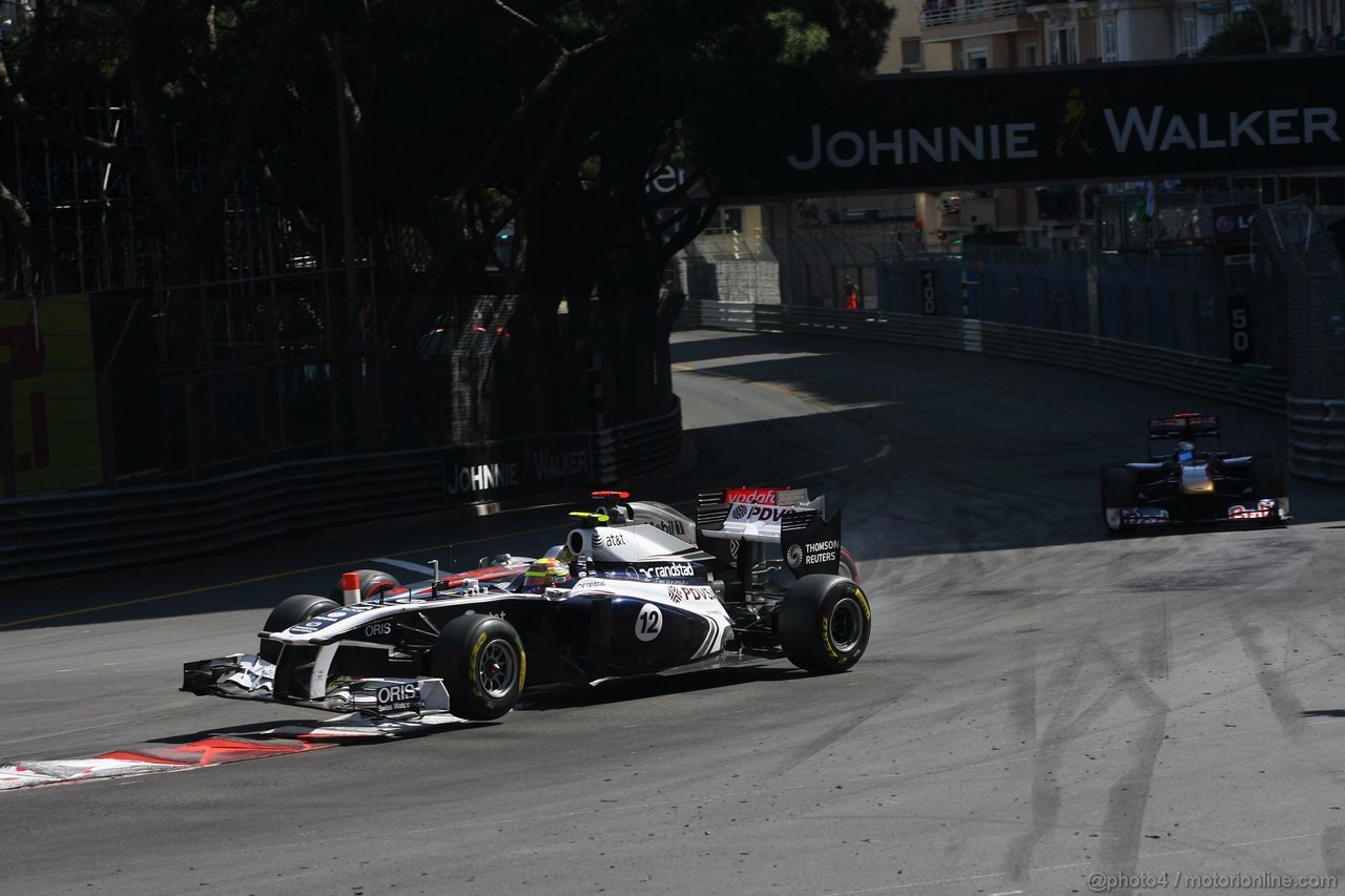 GP MONACO, 29.05.2011- Gara, Lewis Hamilton (GBR), McLaren  Mercedes, MP4-26 e Pastor Maldonado (VEN), Williams FW33 