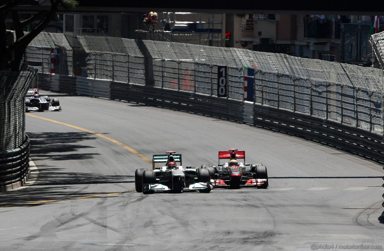 GP MONACO, 29.05.2011- Gara, Michael Schumacher (GER), Mercedes GP Petronas F1 Team, MGP W02 e Lewis Hamilton (GBR), McLaren  Mercedes, MP4-26 
