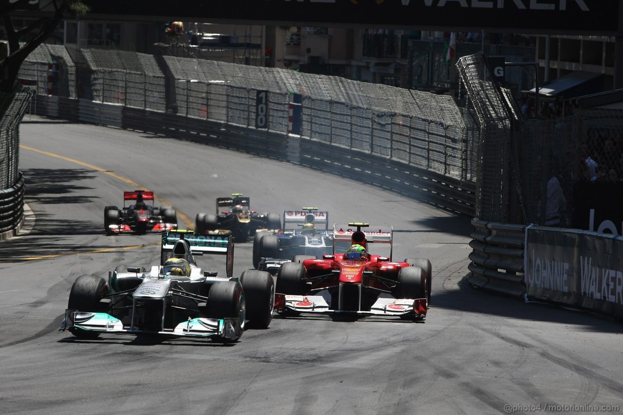 GP MONACO, 29.05.2011- Gara, Nico Rosberg (GER), Mercedes GP Petronas F1 Team, MGP W02 e Felipe Massa (BRA), Ferrari, F-150 Italia 
