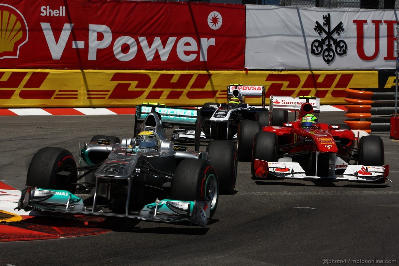 GP MONACO, 29.05.2011- Gara, Nico Rosberg (GER), Mercedes GP Petronas F1 Team, MGP W02 e Felipe Massa (BRA), Ferrari, F-150 Italia 