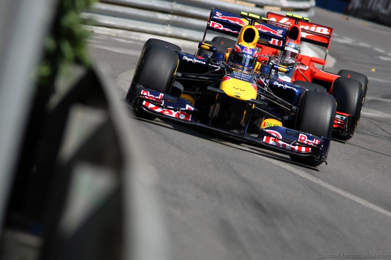 GP MONACO, 26.05.2011- First Practice Session, Mark Webber (AUS), Red Bull Racing, RB7 e Jerome D'Ambrosio (BEL), Marussia Virgin Racing VR-02 