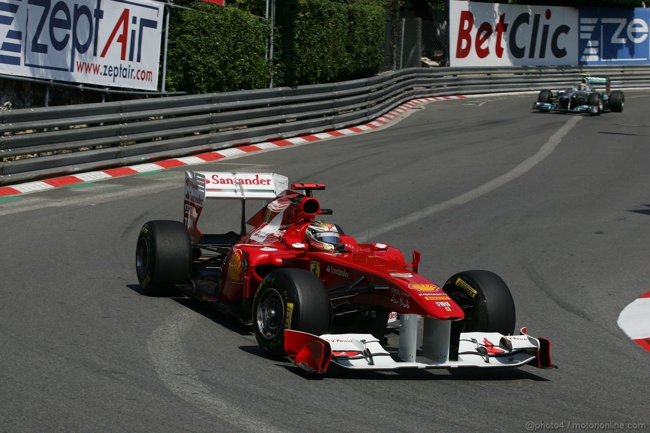 GP MONACO, 26.05.2011- First Practice Session, Fernando Alonso (ESP), Ferrari, F-150 Italia davanti a Nico Rosberg (GER), Mercedes GP Petronas F1 Team, MGP W02 