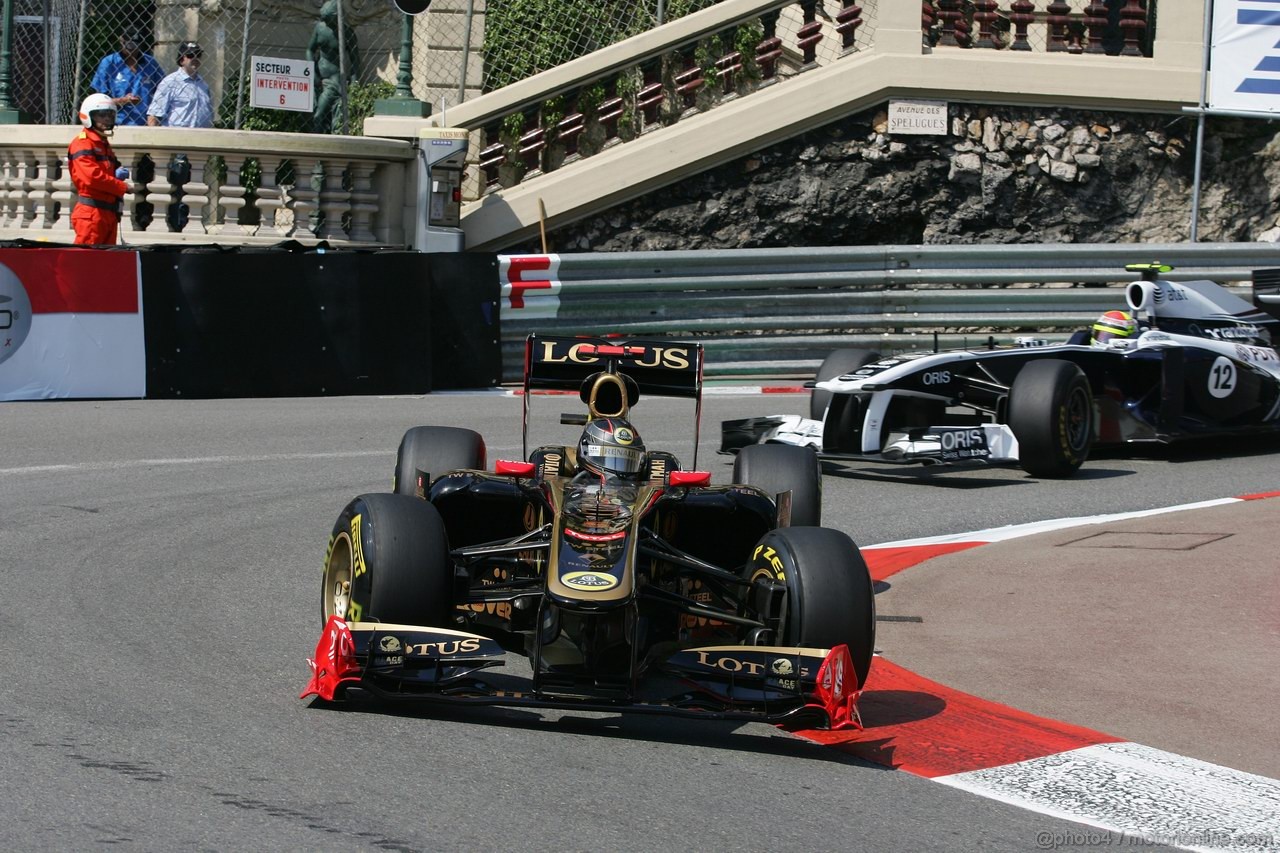 GP MONACO, 26.05.2011- First Practice Session, Nick Heidfeld (GER) Lotus Renault GP R31  davanti a Pastor Maldonado (VEN), Williams FW33 