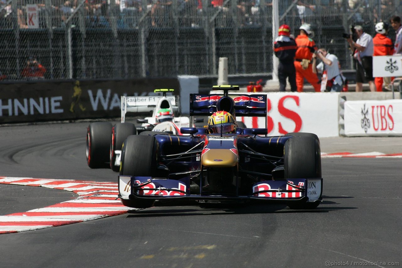 GP MONACO, 26.05.2011- Second Practice Session, Jaime Alguersuari (SPA), Scuderia Toro Rosso, STR6 davanti a Sergio Pérez (MEX), Sauber F1 Team C30 