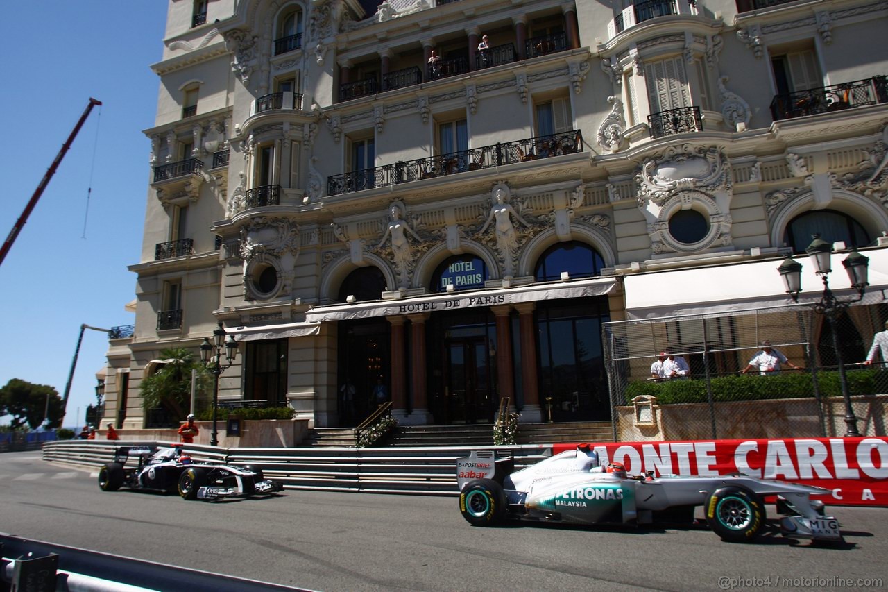 GP MONACO, 28.05.2011- Prove Libere 3, Sabato, Michael Schumacher (GER), Mercedes GP Petronas F1 Team, MGP W02 davanti a Rubens Barrichello (BRA), Williams FW33 