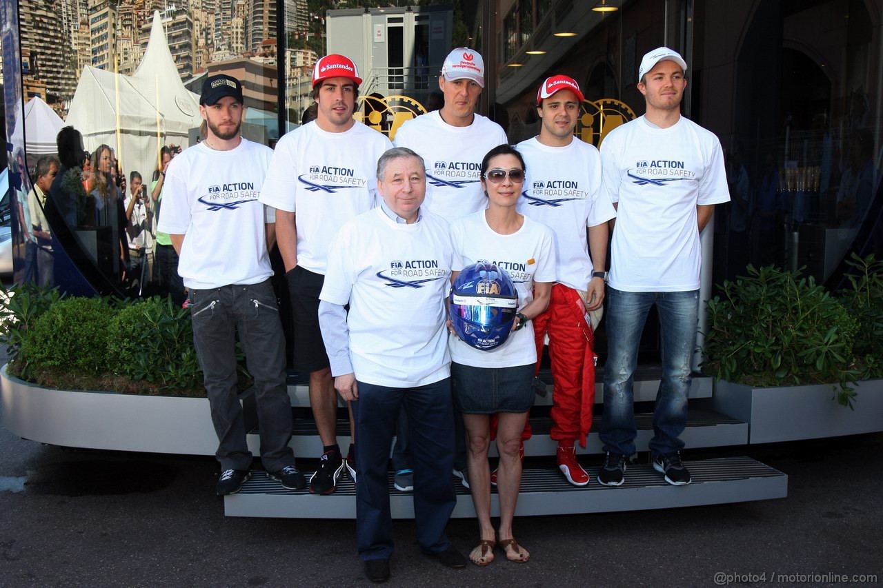 GP MONACO, 28.05.2011- Prove Libere 3, Sabato, Jean Todt (FRA), President FIA e sua moglie Michelle Yeoh with Nick Heidfeld (GER) Lotus Renault GP R31, Fernando Alonso (ESP), Ferrari, F-150 Italia, Michael Schumacher (GER), Mercedes GP Petronas F1 Team, MGP W02, Felipe Massa (BRA), Ferrari, F-150 Italia e Nico Rosberg (GER), Mercedes GP Petronas F1 Team, MGP W02 