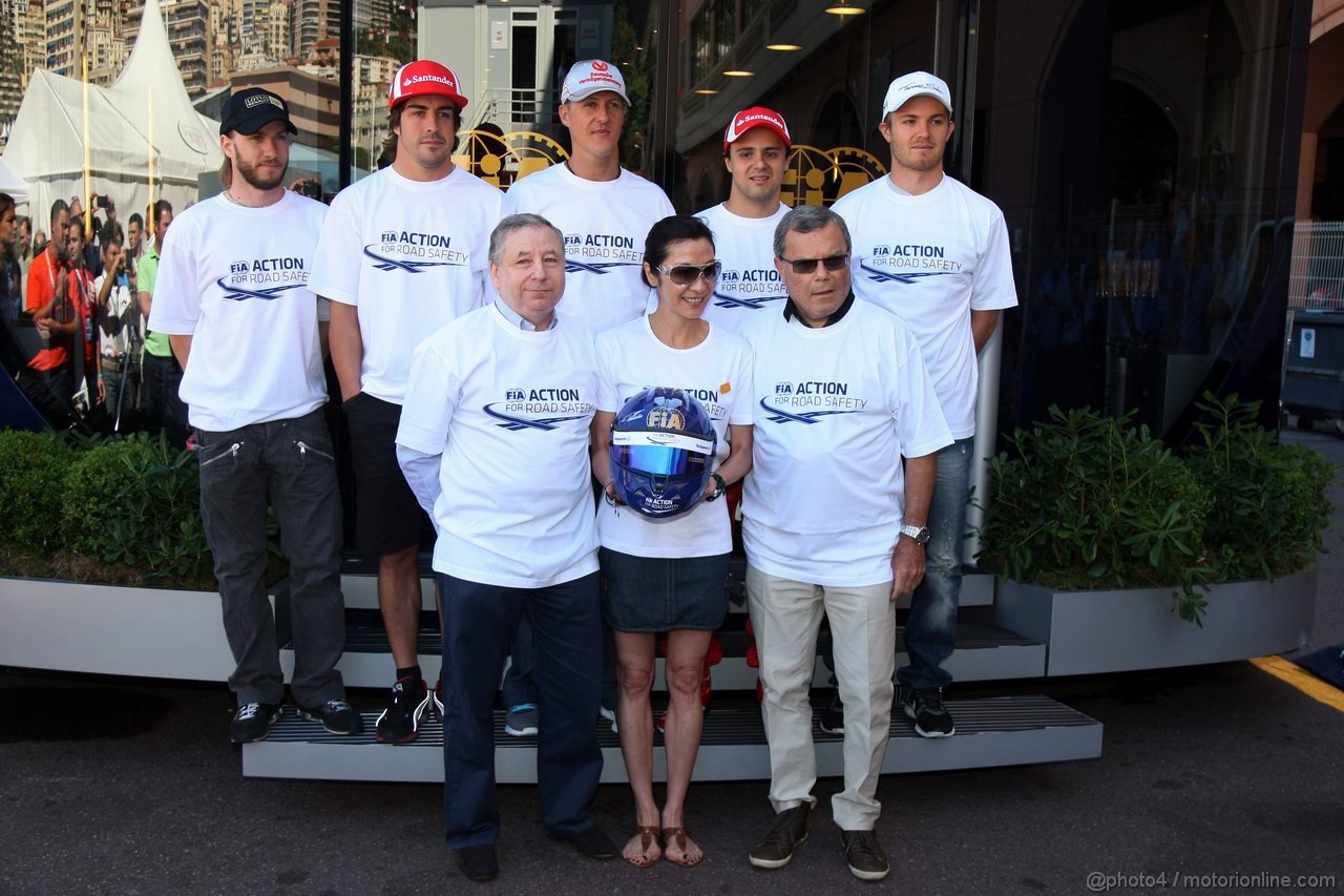GP MONACO, 28.05.2011- Prove Libere 3, Sabato, Jarno Trulli (ITA), Team Lotus, TL11 e sua moglie Michelle Yeoh with Nick Heidfeld (GER) Lotus Renault GP R31, Fernando Alonso (ESP), Ferrari, F-150 Italia, Michael Schumacher (GER), Mercedes GP Petronas F1 Team, MGP W02, Felipe Massa (BRA), Ferrari, F-150 Italia e Nico Rosberg (GER), Mercedes GP Petronas F1 Team, MGP W02 