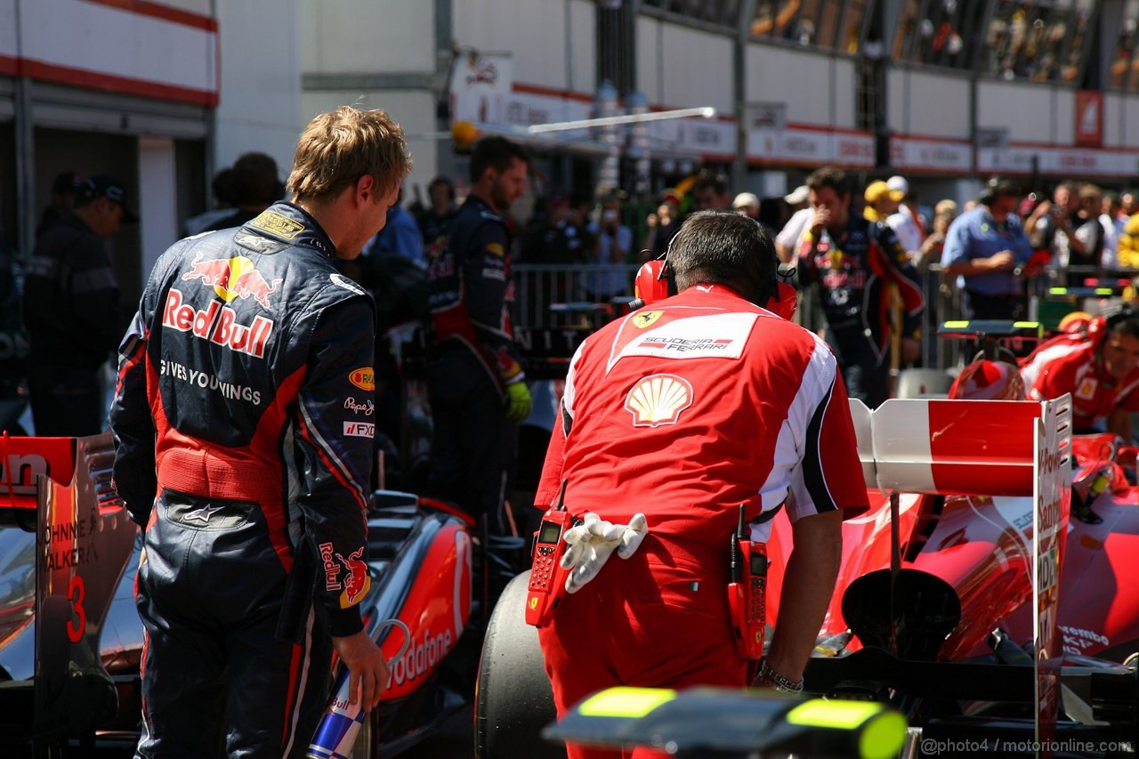 GP MONACO, 28.05.2011- Qualifiche, Sebastian Vettel (GER), Red Bull Racing, RB7 looking at the Ferrari, F-150 Italia of Fernando Alonso (ESP)