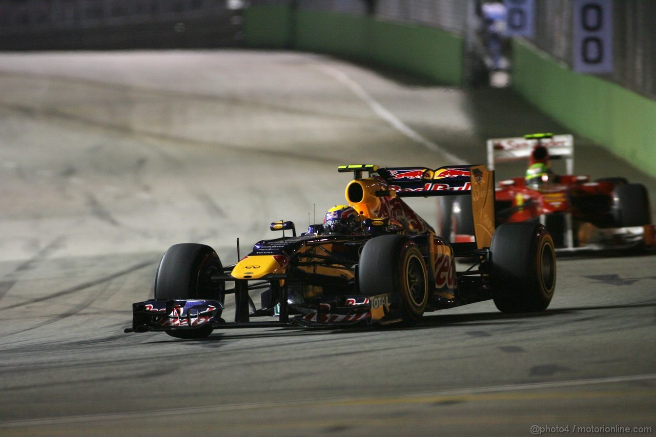 GP SINGAPORE, 25.09.2011- Gara, Mark Webber (AUS), Red Bull Racing, RB7 davanti a Felipe Massa (BRA), Ferrari, F-150 Italia 
