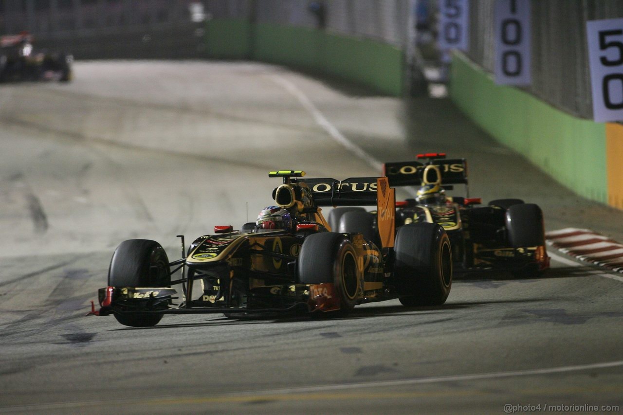 GP SINGAPORE, 25.09.2011- Gara, Vitaly Petrov (RUS), Lotus Renault GP, R31 davanti a Bruno Senna (BRA), Lotus Renault GP R31 