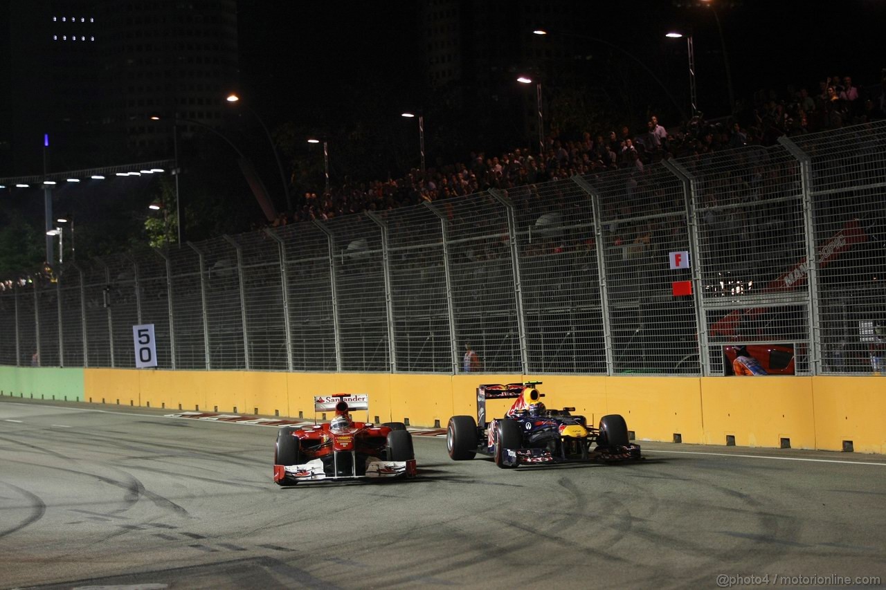 GP SINGAPORE, 25.09.2011- Gara, Fernando Alonso (ESP), Ferrari, F-150 Italia e Mark Webber (AUS), Red Bull Racing, RB7 