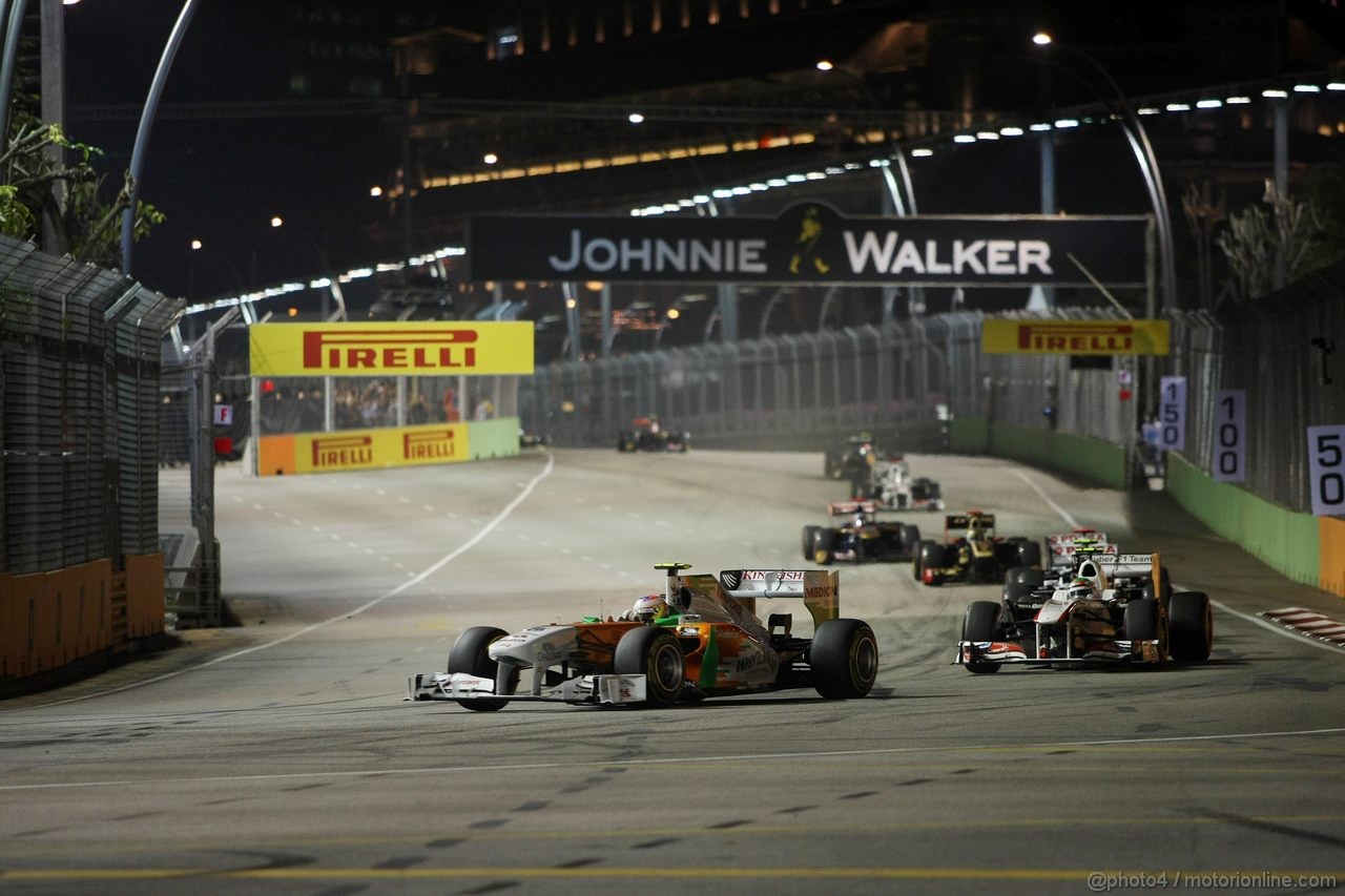 GP SINGAPORE, 25.09.2011- Gara, Paul di Resta (GBR) Force India VJM04 davanti a Sergio Pérez (MEX), Sauber F1 Team C30 