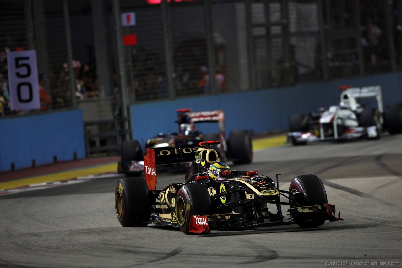 GP SINGAPORE, 25.09.2011- Gara, Bruno Senna (BRA), Lotus Renault GP R31 davanti a Vitaly Petrov (RUS), Lotus Renault GP, R31 