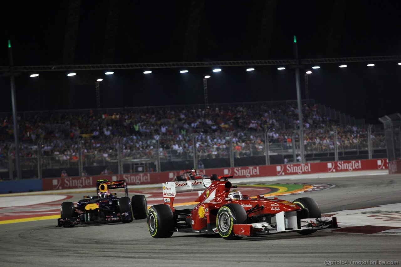 GP SINGAPORE, 25.09.2011- Gara, Fernando Alonso (ESP), Ferrari, F-150 Italia davanti a Mark Webber (AUS), Red Bull Racing, RB7 