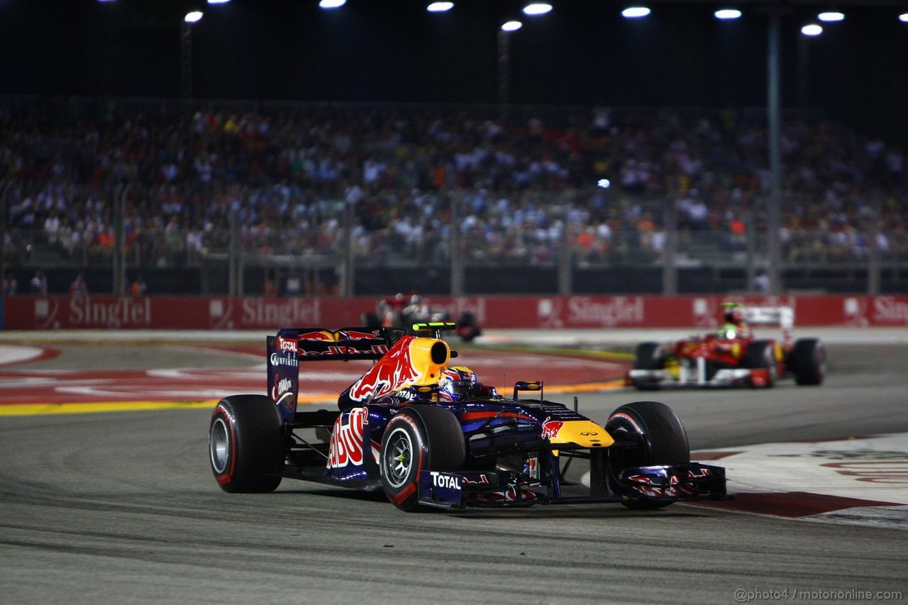 GP SINGAPORE, 25.09.2011- Gara, Mark Webber (AUS), Red Bull Racing, RB7 davanti a Felipe Massa (BRA), Ferrari, F-150 Italia 