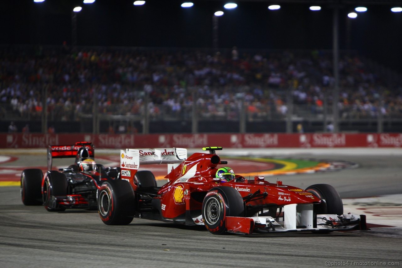 GP SINGAPORE, 25.09.2011- Gara, Felipe Massa (BRA), Ferrari, F-150 Italia davanti a Lewis Hamilton (GBR), McLaren  Mercedes, MP4-26 