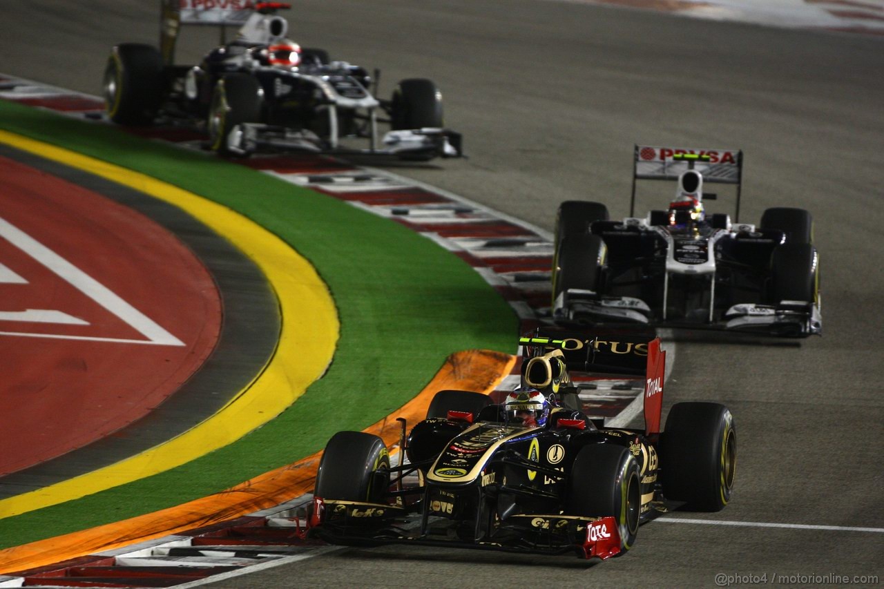 GP SINGAPORE, 25.09.2011- Gara, Vitaly Petrov (RUS), Lotus Renault GP, R31 davanti a Rubens Barrichello (BRA), Williams FW33 
