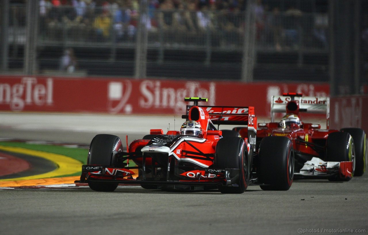 GP SINGAPORE, 25.09.2011- Gara, Jerome D'Ambrosio (BEL), Marussia Virgin Racing VR-02 e Fernando Alonso (ESP), Ferrari, F-150 Italia 