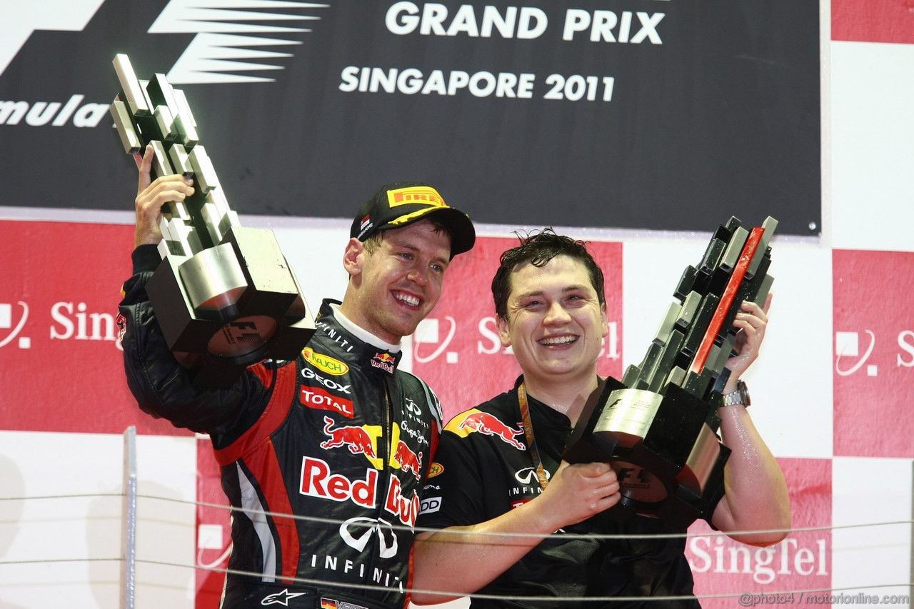 GP SINGAPORE, 25.09.2011- Gara, Sebastian Vettel (GER), Red Bull Racing, RB7 vincitore e Tim Malyn, Red Bull Racing