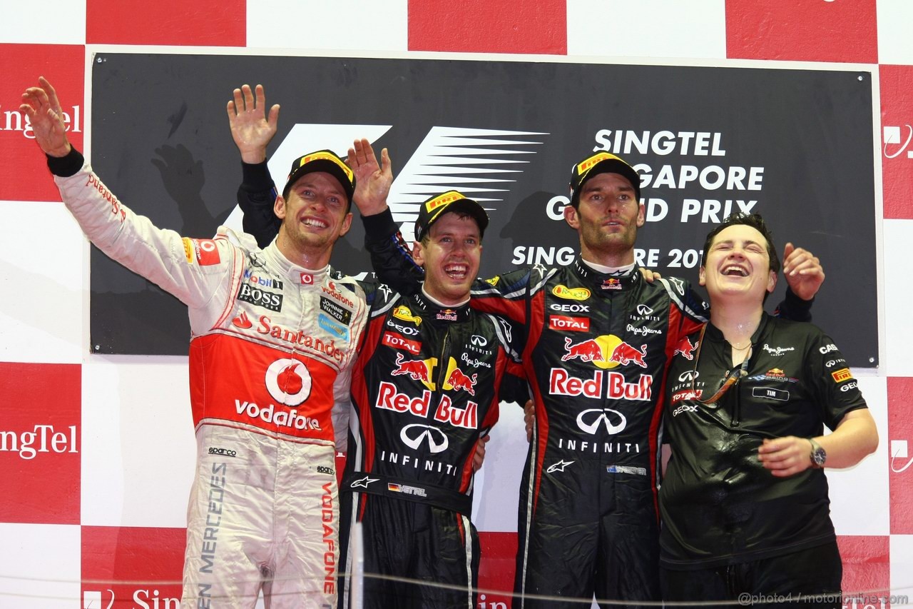 GP SINGAPORE, 25.09.2011- Gara, Sebastian Vettel (GER), Red Bull Racing, RB7 vincitore, Jenson Button (GBR), McLaren  Mercedes, MP4-26, secondo e Mark Webber (AUS), Red Bull Racing, RB7 terzo e Tim Malyn, Red Bull Racing