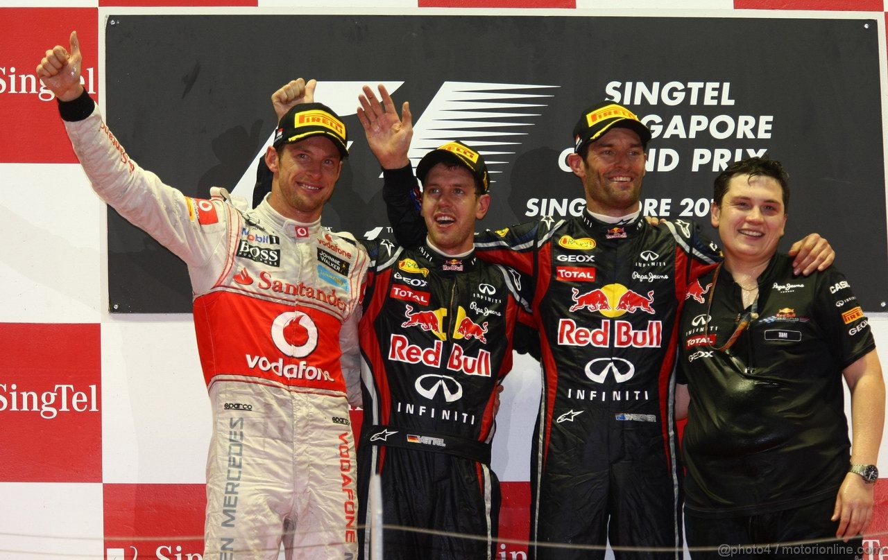 GP SINGAPORE, 25.09.2011- Gara, Sebastian Vettel (GER), Red Bull Racing, RB7 vincitore, Jenson Button (GBR), McLaren  Mercedes, MP4-26, secondo e Mark Webber (AUS), Red Bull Racing, RB7 terzo e Tim Malyn, Red Bull Racing