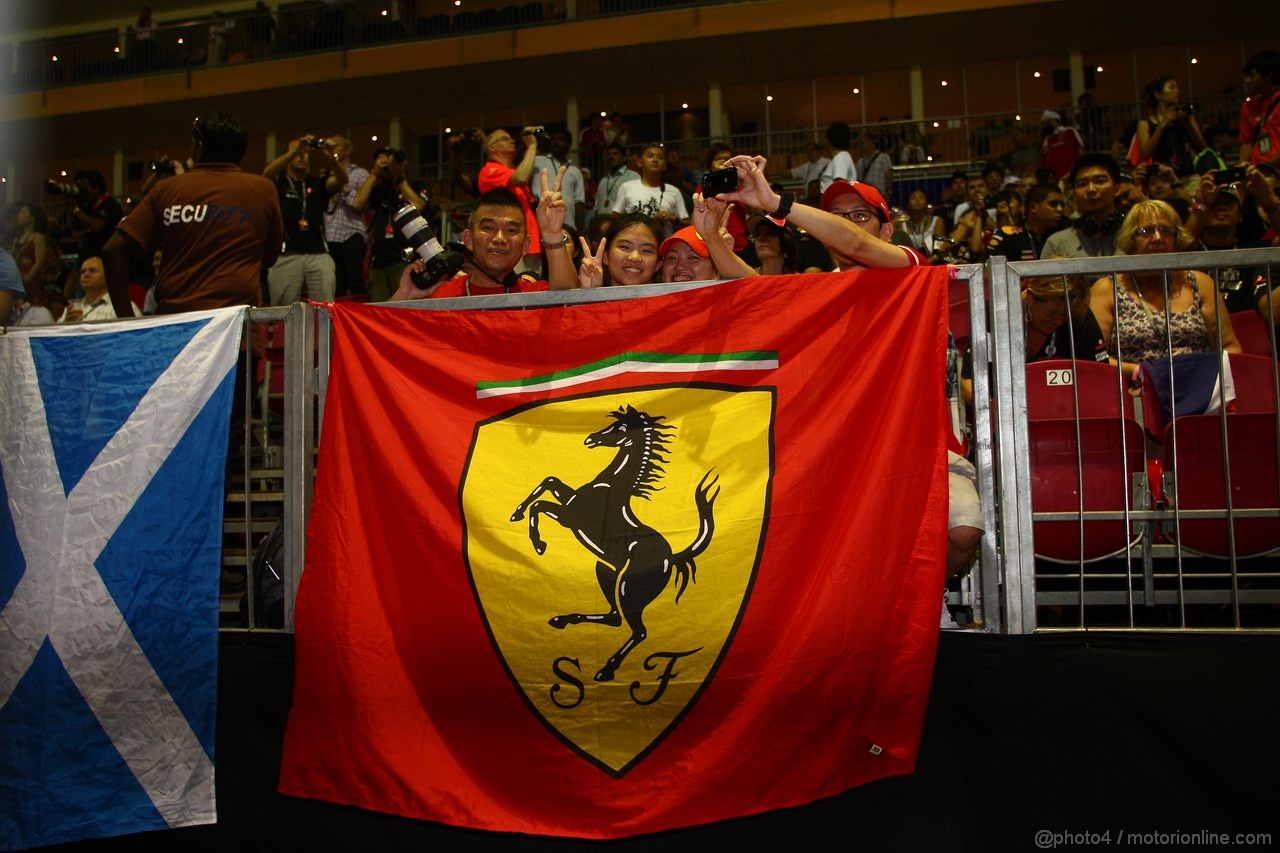 GP SINGAPORE, 25.09.2011- Gara, Ferrari fans