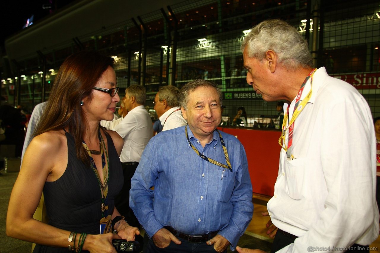 GP SINGAPORE, 25.09.2011- Gara, Jean Todt (FRA), President FIA with sua moglie Michelle Yeoh e Marco Tronchetti Provera (ITA), Pirelli's President 
