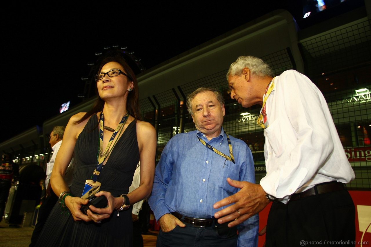 GP SINGAPORE, 25.09.2011- Gara, Jean Todt (FRA), President FIA with sua moglie Michelle Yeoh, wife of Jean Todt (FRA) e Marco Tronchetti Provera (ITA), Pirelli's President 