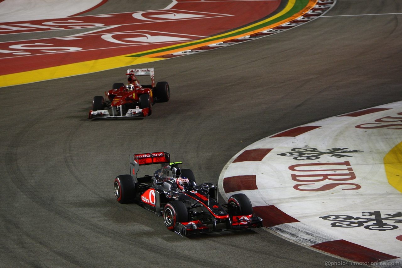 GP SINGAPORE, 25.09.2011- Gara, Jenson Button (GBR), McLaren  Mercedes, MP4-26 davanti a Fernando Alonso (ESP), Ferrari, F-150 Italia 
