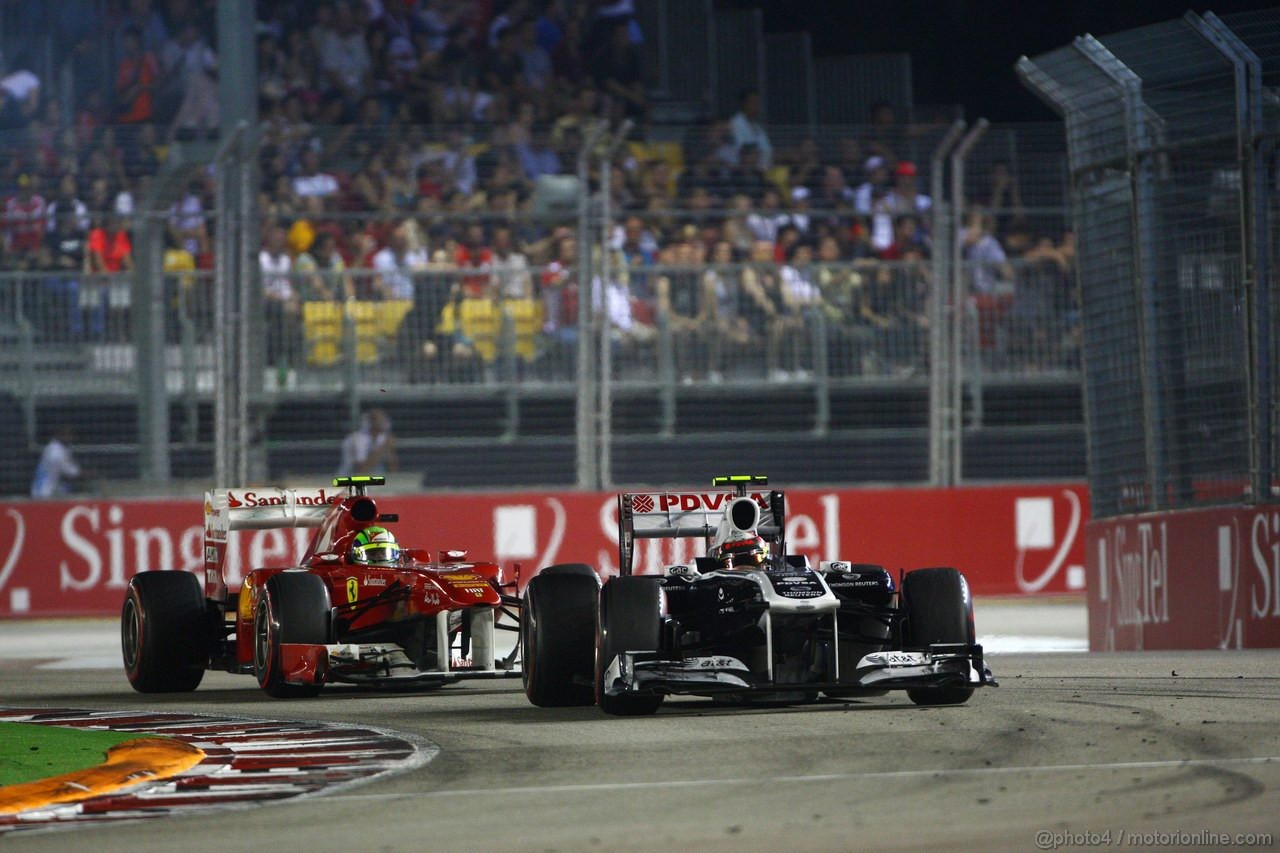 GP SINGAPORE, 25.09.2011- Gara, Pastor Maldonado (VEN), Williams FW33 davanti a Felipe Massa (BRA), Ferrari, F-150 Italia 