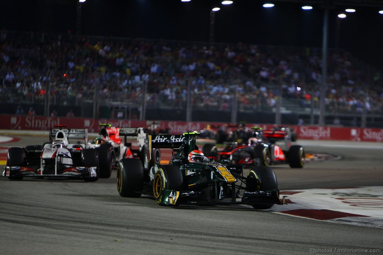 GP SINGAPORE, 25.09.2011- Gara, Jarno Trulli (ITA), Team Lotus, TL11 davanti a Kamui Kobayashi (JAP), Sauber F1 Team C30 