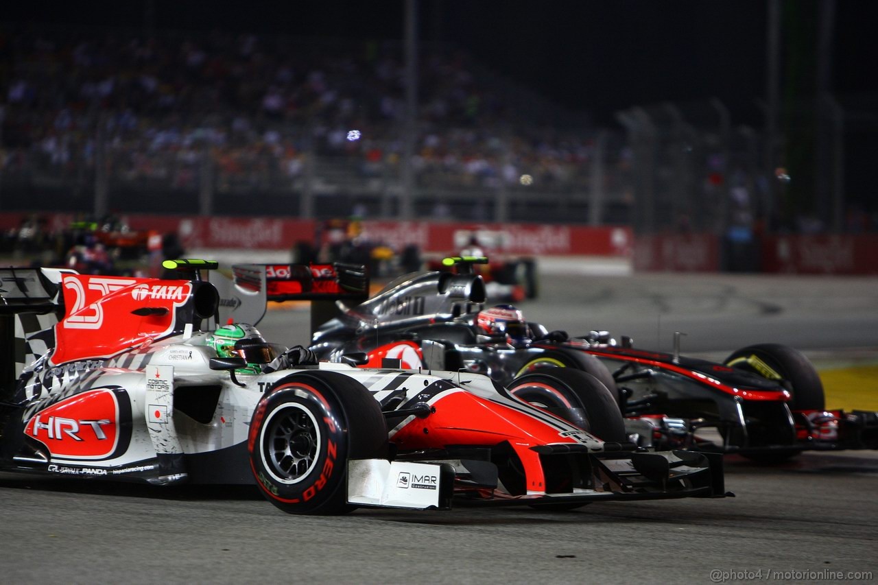 GP SINGAPORE, 25.09.2011- Gara, Vitantonio Liuzzi (ITA), HRT Formula One Team e Jenson Button (GBR), McLaren  Mercedes, MP4-26 