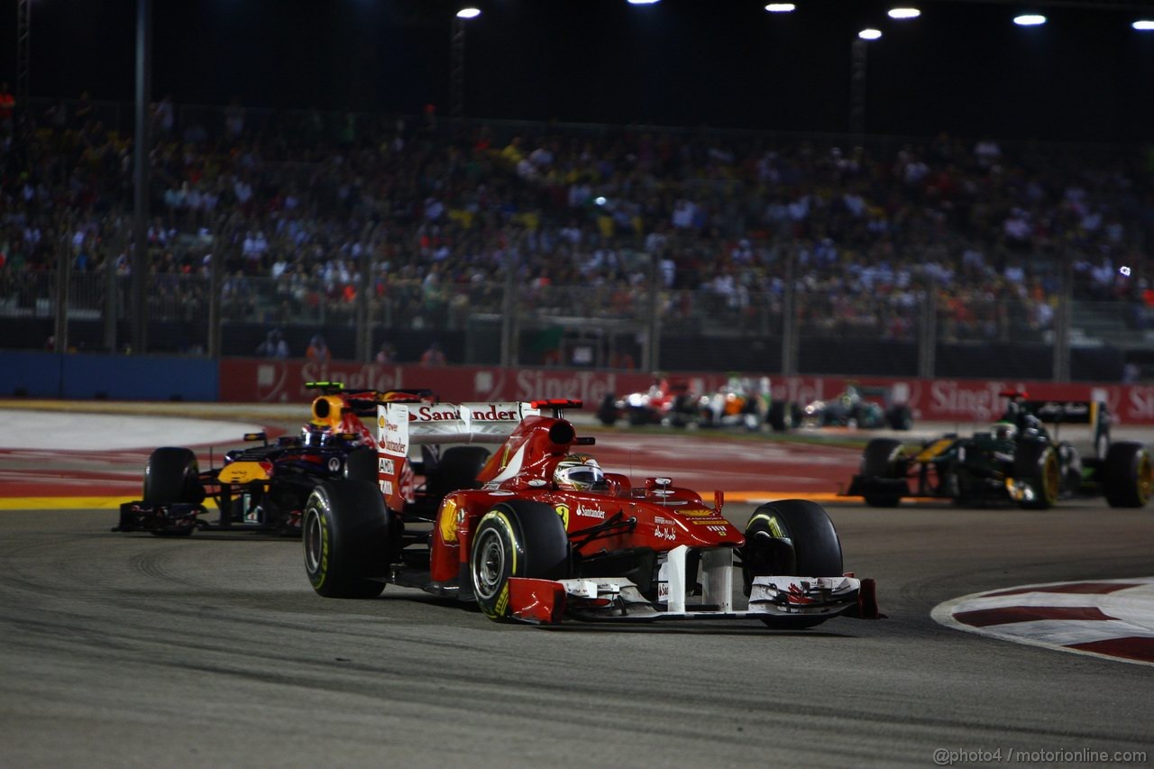 GP SINGAPORE, 25.09.2011- Gara, Fernando Alonso (ESP), Ferrari, F-150 Italia davanti a Mark Webber (AUS), Red Bull Racing, RB7 
