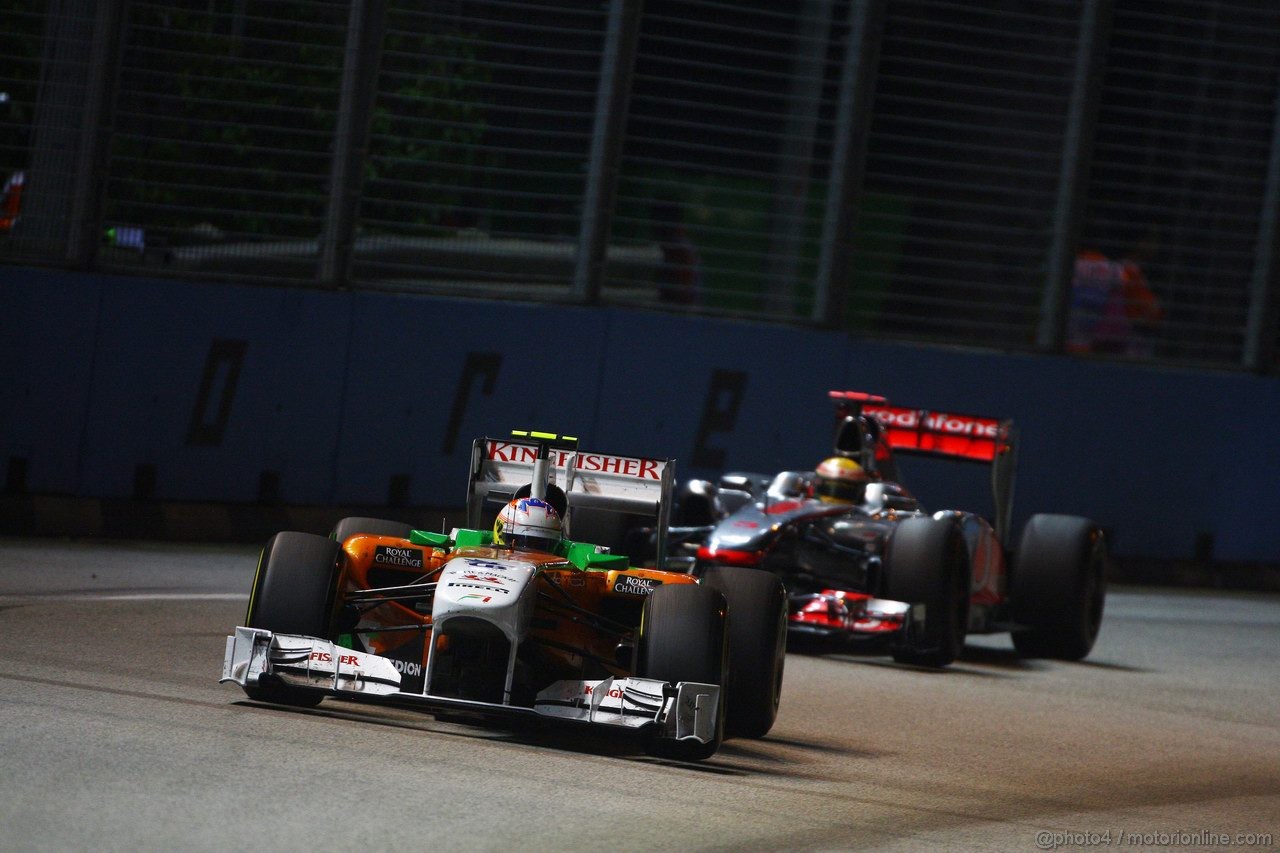 GP SINGAPORE, 25.09.2011- Gara, Paul di Resta (GBR) Force India VJM04 e Lewis Hamilton (GBR), McLaren  Mercedes, MP4-26 
