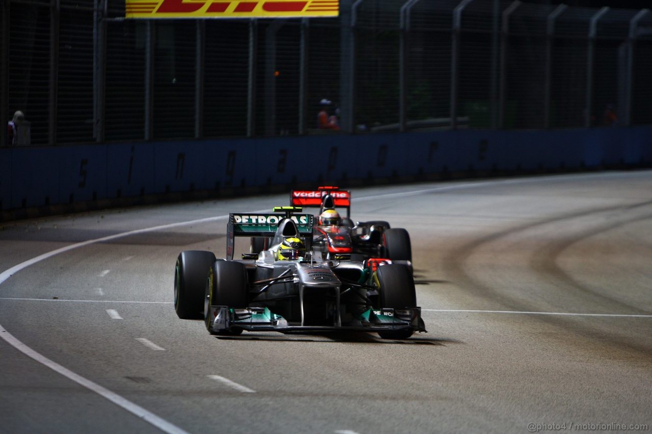 GP SINGAPORE, 25.09.2011- Gara, Nico Rosberg (GER), Mercedes GP Petronas F1 Team, MGP W02 e Lewis Hamilton (GBR), McLaren  Mercedes, MP4-26 