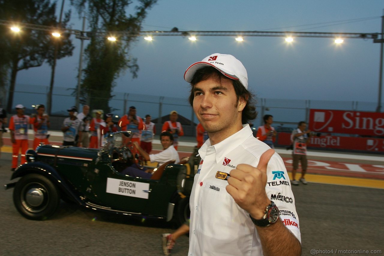 GP SINGAPORE, 25.09.2011- Sergio Pérez (MEX), Sauber F1 Team C30 at drivers parade  